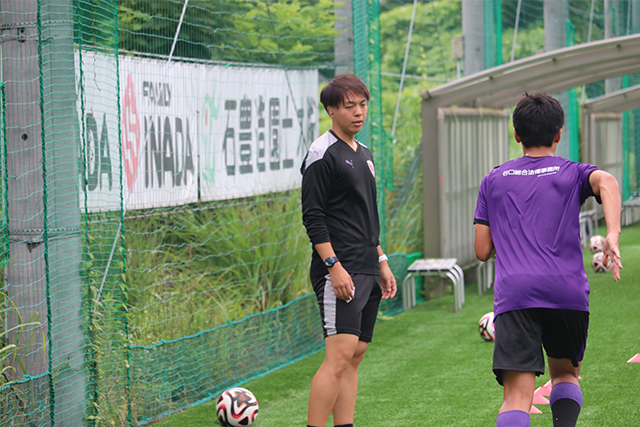 フィジカルコーチとして選手にトレーニング指導をする大沢さん