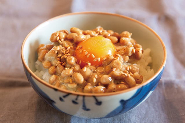 納豆ごはんにしらすや卵をトッピングすれば、たんぱく質がグンと豊富に!