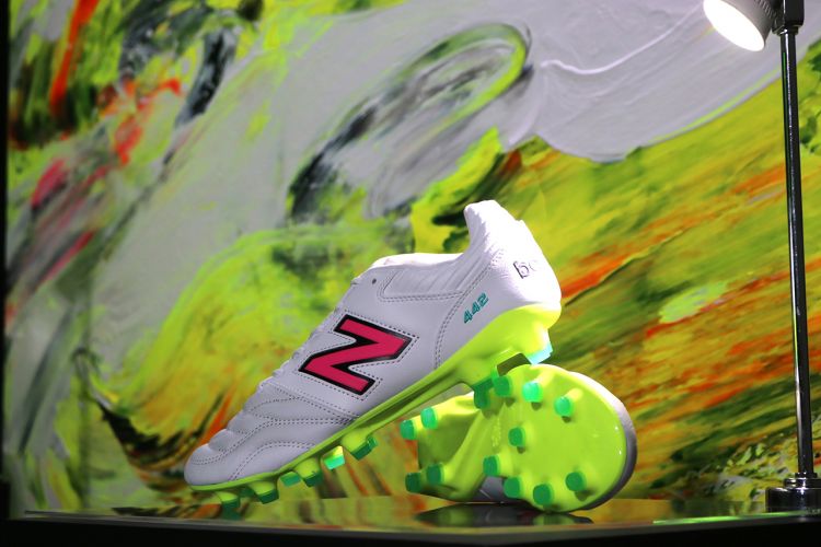 ニューバランスの定番「442」、スピードモデル「Furon」新色発売に