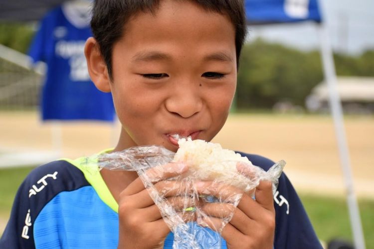 あなたはラップ派 アルミホイル派 真夏のおにぎりを腐らせないコツ サカママ