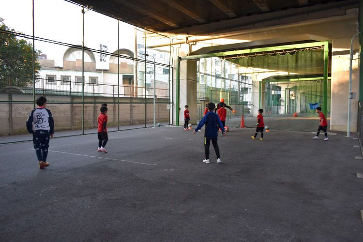 毎朝5時起き サッカー仲間とだから続けられる 登校前の朝練 サカママ 毎朝5時起き サッカー仲間とだから続けられる 登校前の朝練 サカママ