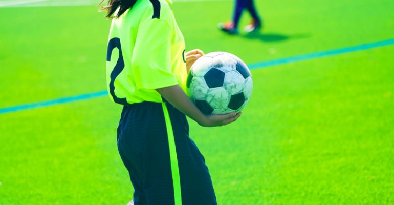 サッカーをする女の子は男の子っぽくなる サカママ