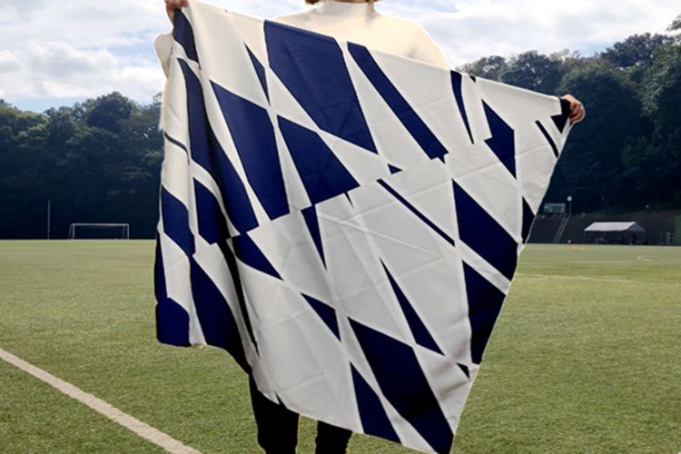 サッカーのお供に「撥水風呂敷」？！ いざという時の活用法がすごかった！