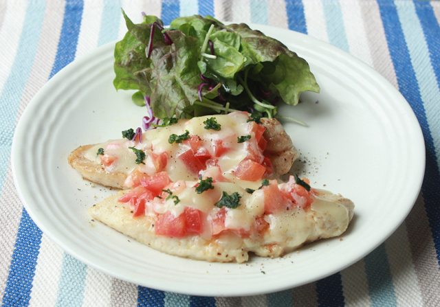 ささみのソテー フレッシュトマトとチーズのソース