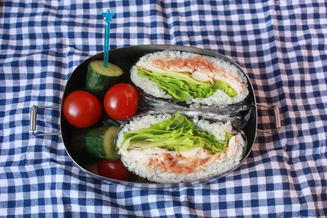 しっとりゆで鶏と梅肉で☆疲労回復おにぎらず