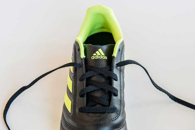 ①上から2番目の穴までは、左右交互に通します。