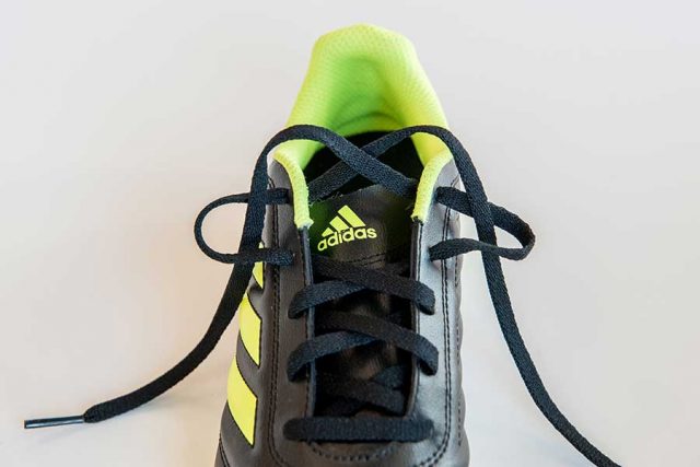 ③右ひもを左の輪っかに、左ひもを右の輪っかに通して