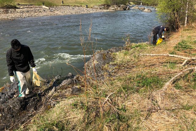 川のゴミ拾い活動