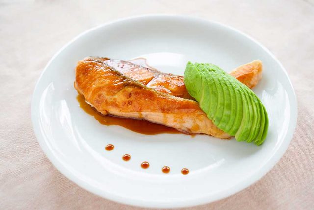 サーモンの洋風照り焼き　アボカド添え