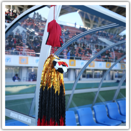 ベンチに飾られた千羽鶴