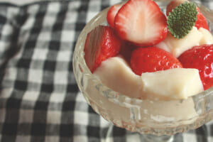 【サカママレシピ】旬のフルーツをたっぷりと☆ミルクくずもちのいちご添え