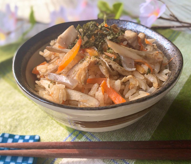 鶏とごぼうの炊き込みご飯