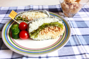 【サカママレシピ】つくり置きもOK☆梅そぼろのおにぎらず