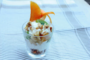 【サカママレシピ】グラノーラ＆フルーツヨーグルトグラスパフェ