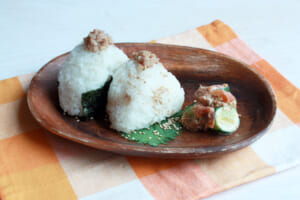 【サカママレシピ】にんにく肉味噌おにぎりとマヨおかか梅きゅうり