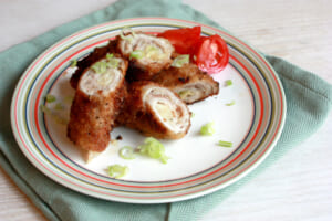 【サカママレシピ】疲労回復効果も☆ネギ味噌ロールとんかつ