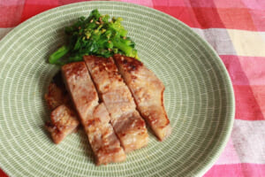 【サカママレシピ】朝漬け込んで夜焼くだけ☆豚肉のにんにく味噌漬け焼き