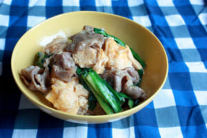 【サカママレシピ】旬のスタミナ食材を使って☆豚肉とにら玉のあんかけ丼