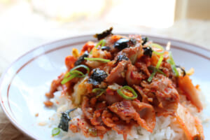 疲れが出やすい時期におすすめ！代謝を高めよう！豚キムチ丼【レシピ】