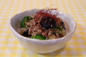 本格的な夏に備える、夏野菜のスタミナ丼【レシピ】