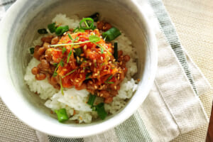【サカママレシピ】豆苗キムチの納豆ごはん★ゴマ風味