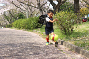 今の時期しかできない！桜とサッカーで記念撮影＆卒団の記念品アイデア♪