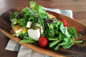 【サカママレシピ】チーズと豆腐のゴマドレサラダ