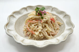 手軽にお魚タンパク☆カニカマと大根のサラダ