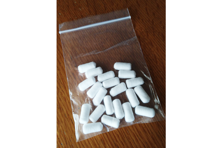 鼻血、鼻水を止める脱脂綿を棒状にしたもの　