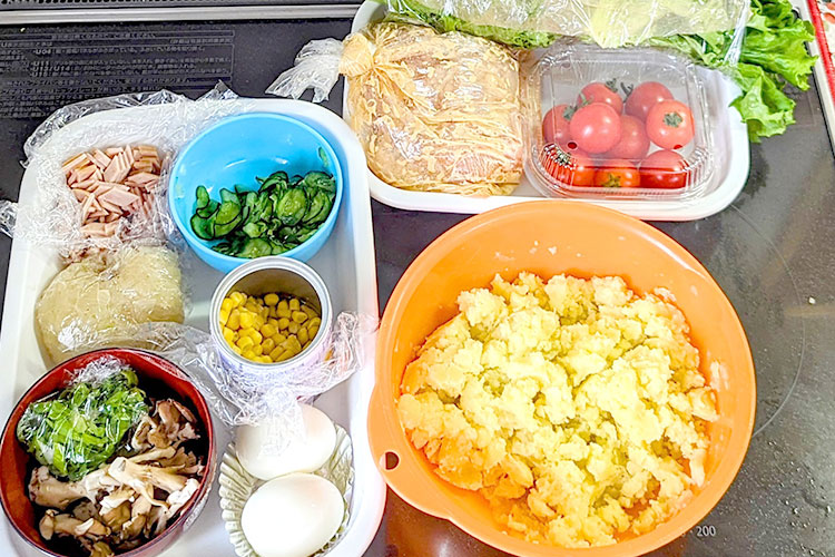 献立② 「鶏胸肉のガーリック醤油チキン」「ポテトサラダ(卵入り)」「ひじきの煮物」「舞茸とネギ、わかめの味噌汁」