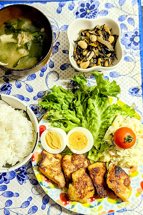 献立② 「鶏胸肉のガーリック醤油チキン」「ポテトサラダ(卵入り)」「ひじきの煮物」「舞茸とネギ、わかめの味噌汁」