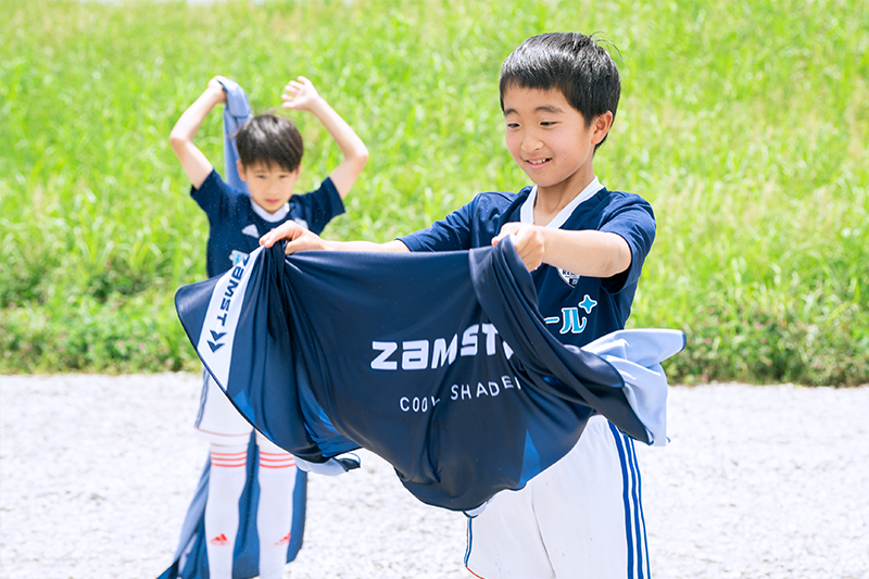 数回、思いっきり振ればOK。周囲に水がかからないように注意を！