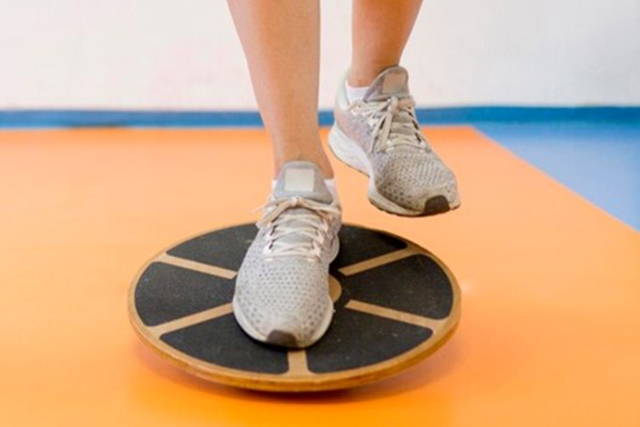バランスボードに立つ運動