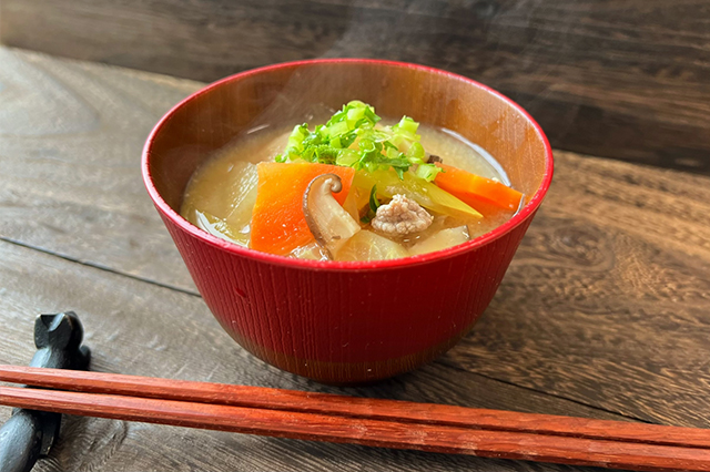 味噌汁に芋類や餅などを入れると栄養バランスもアップ!