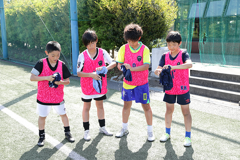 ②水が滴らなくなるまで絞ります