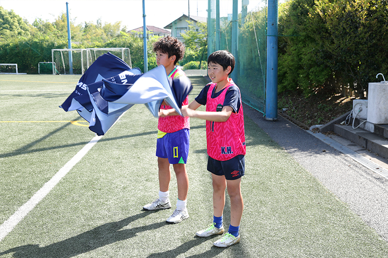 ③数回、思いっきり振りましょう。周囲に水がかからないように注意！