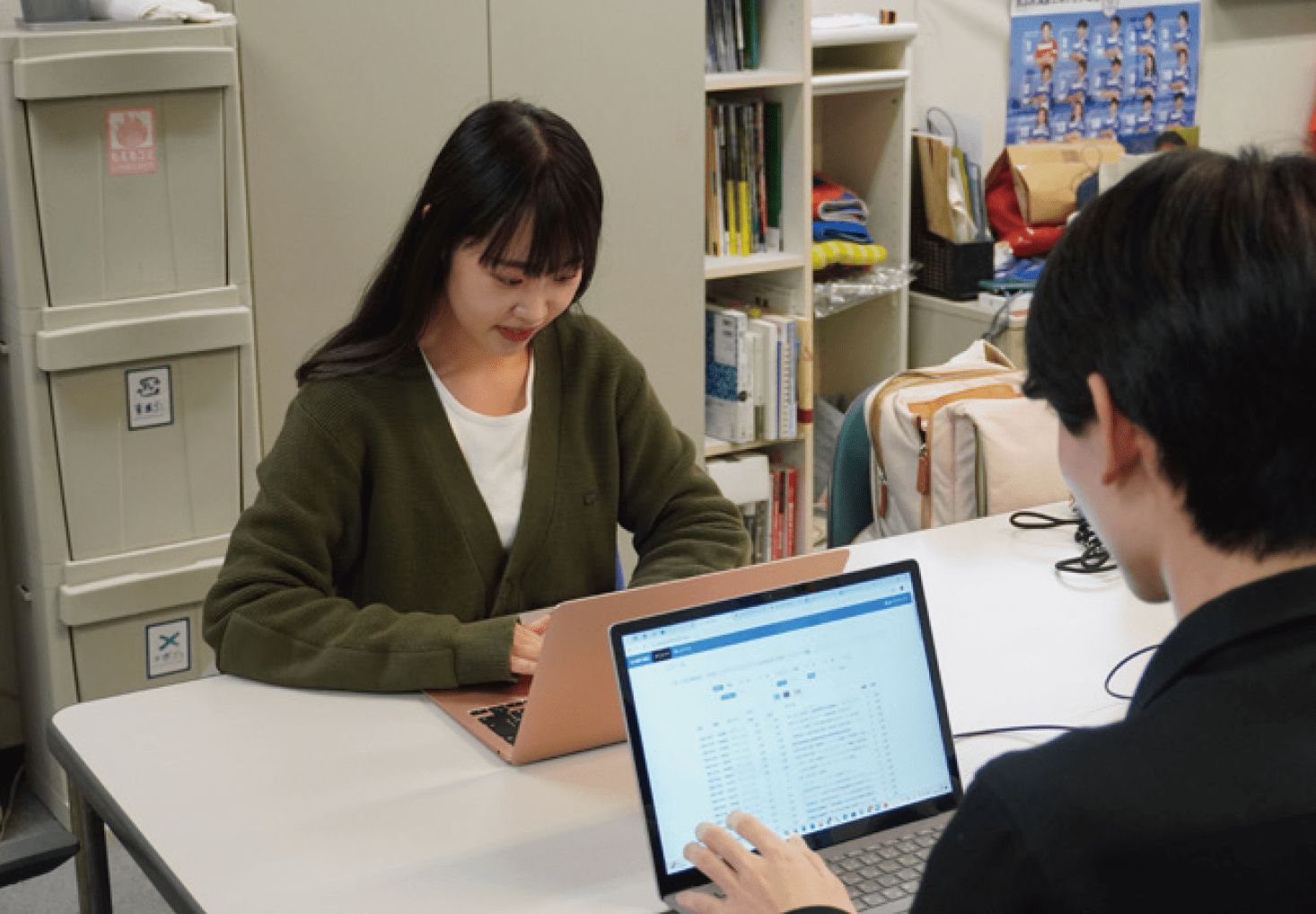 依頼に対応し、WEBサイトの制作を行う竹澤さん。