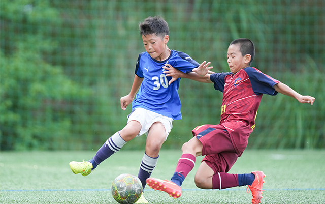お子さんがサッカーをしている試合風景