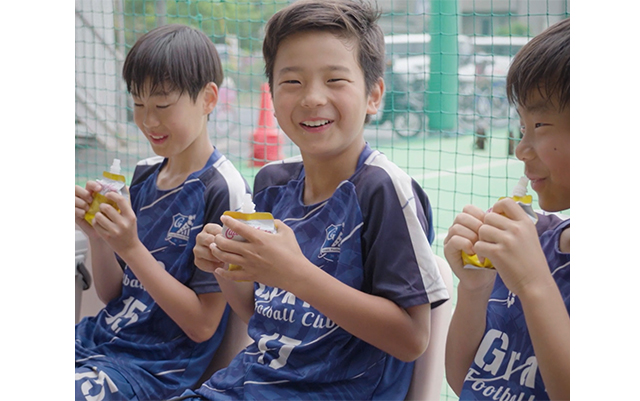 子どもたちがカロリーメイトゼリーの飲んでいる風景