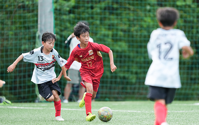 お子さんがサッカーしている試合風景