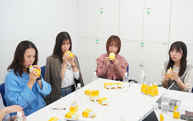 サカママ座談会でカロリーメイトゼリーを試食している風景