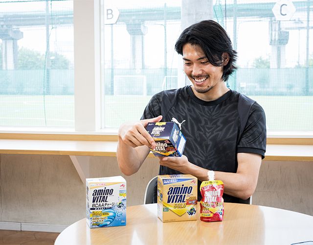 町田浩樹選手のインタビュー風景