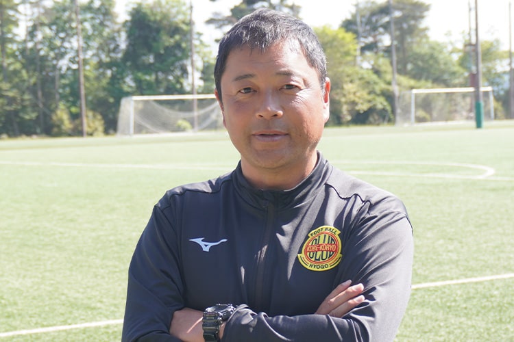 チームを率いる谷純一監督。