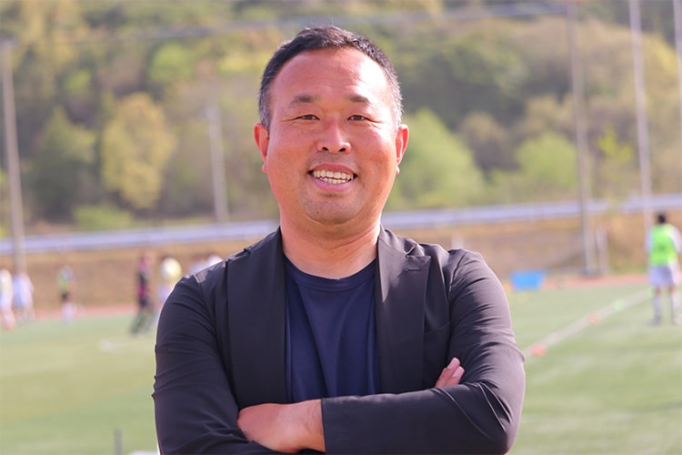 2013年より指揮を執る江本孝監督。