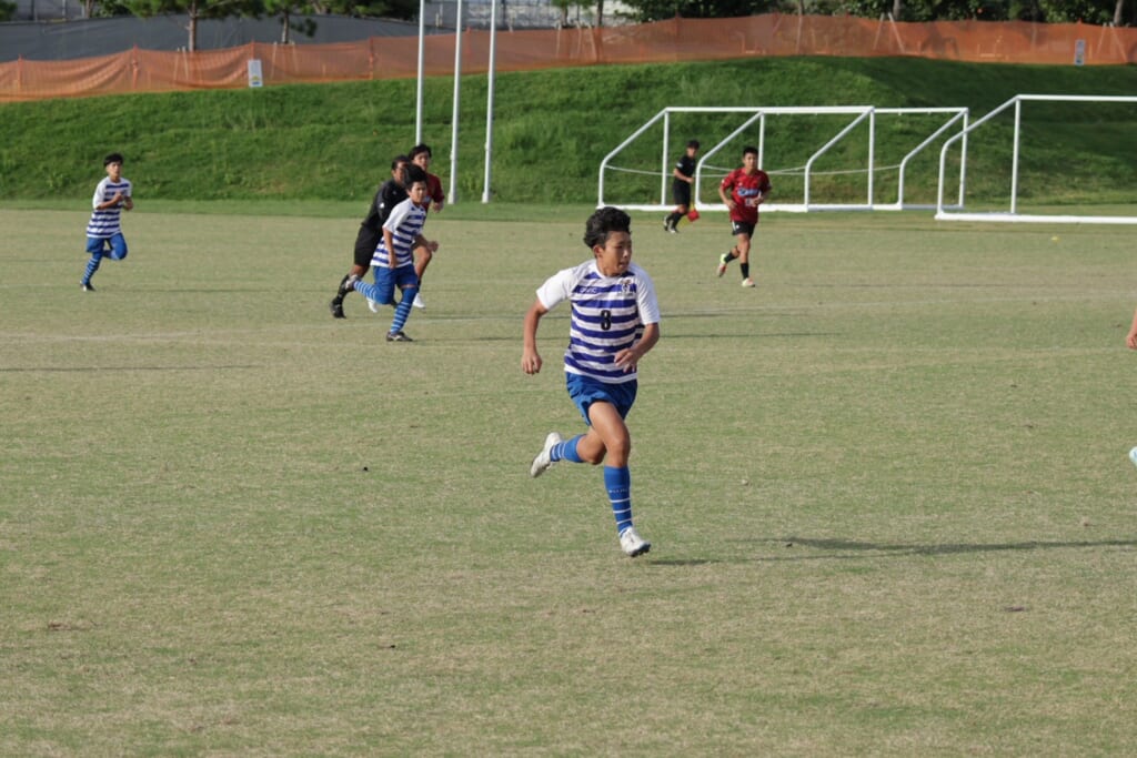 サッカーをする子ども