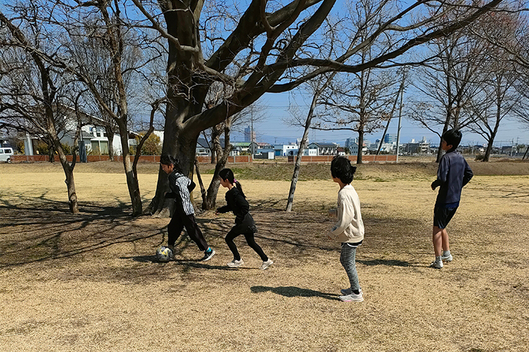 サッカーをする子どもたち