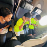 飛行機に乗る子どもたち