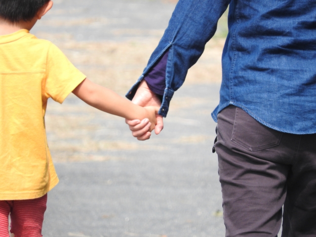 手をつなぐ親子