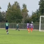 サッカーのゴール前の攻防