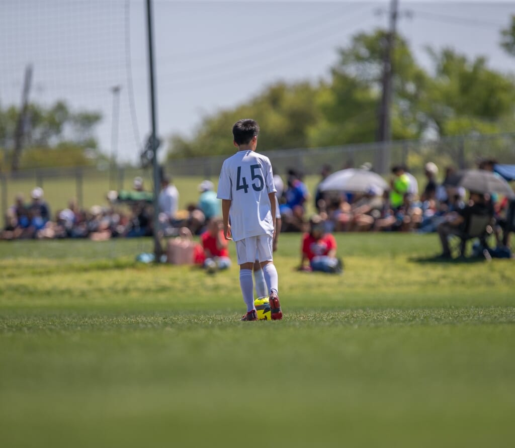 グラウンドに佇むサッカー少年
